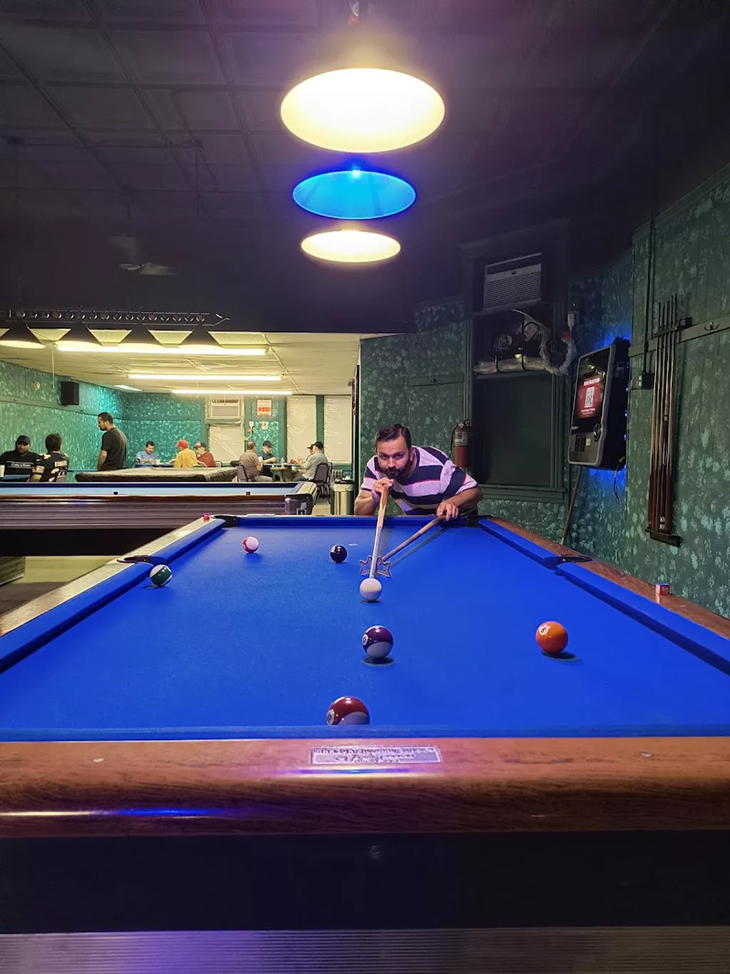 Que Ball Billiards & Bar | Play pool in Bridgeview, IL | ChalkySticks ...