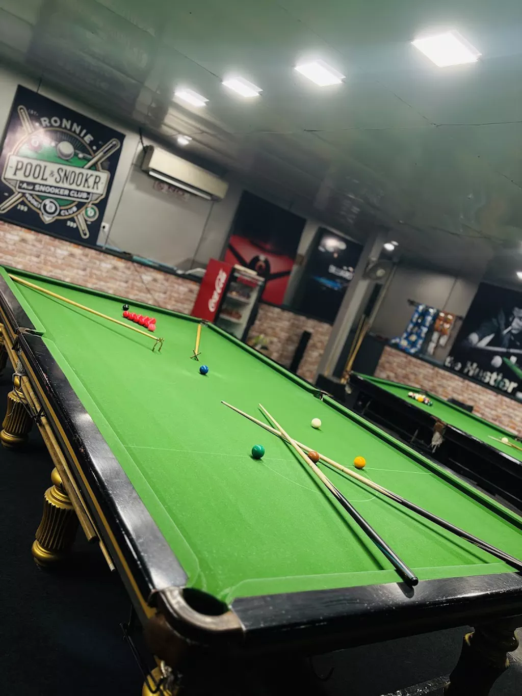 Ronnie pool & snooker club | Play pool in Nagpur, MH | ChalkySticks ...