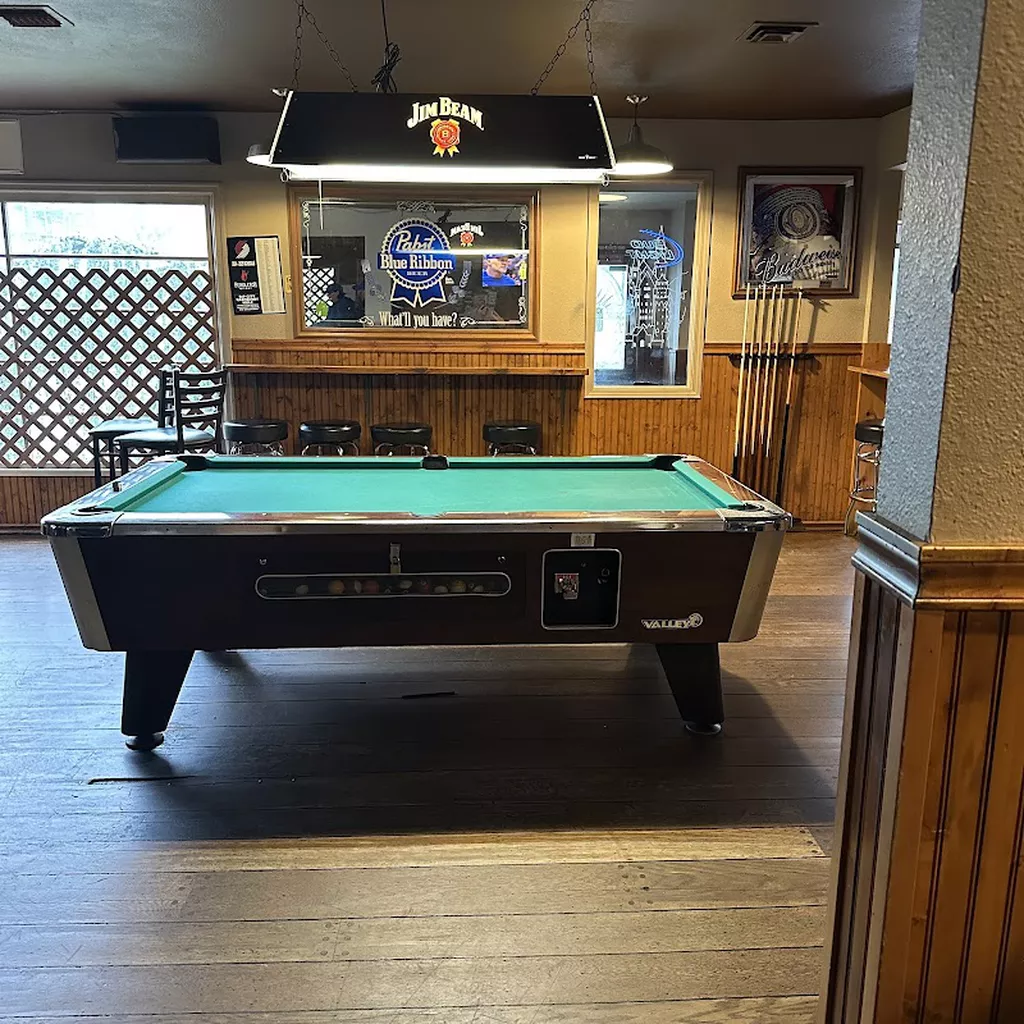 Clubhouse Bar and Grill | Play pool in Portland, OR | ChalkySticks ...