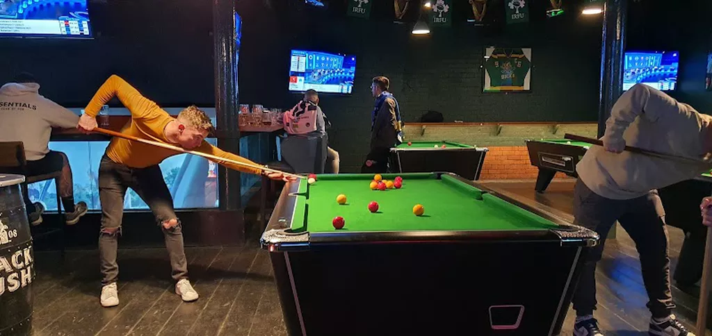 Robinsons Bar | Play pool in Belfast, Northern Ireland | ChalkySticks ...