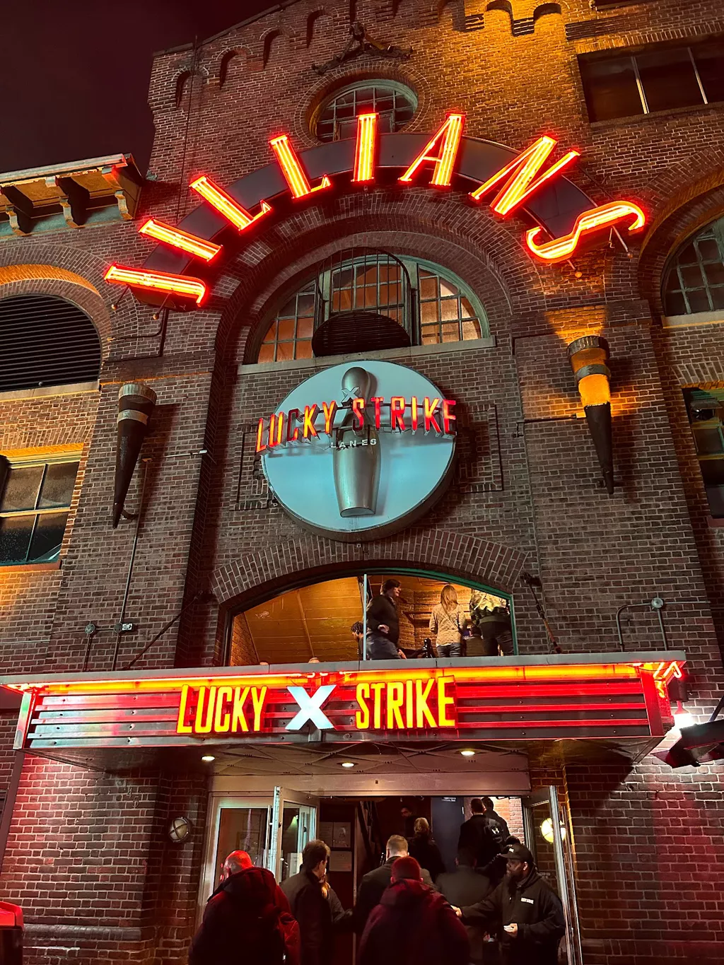 Jillian's & Lucky Strike | Play pool in Boston, MA | ChalkySticks