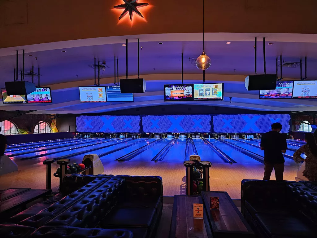 Lucky Strike Fenway | Play pool in Boston, MA | ChalkySticks - Find ...