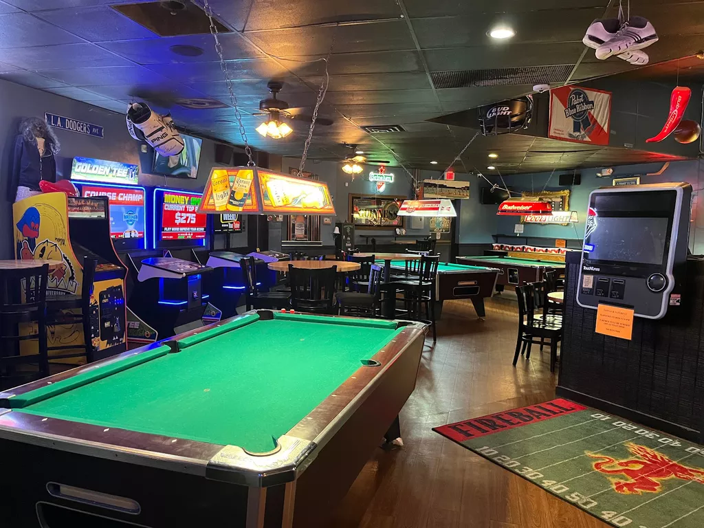 Spectators Sports Bar & Grill | Play pool in Albuquerque, NM