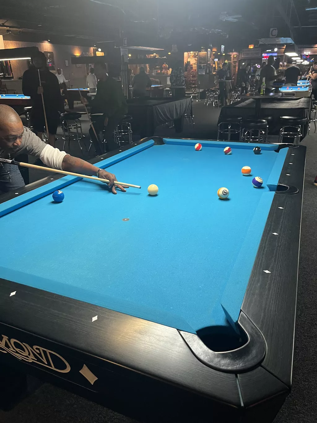 Que Ball Billiards & Bar | Play pool in Bridgeview, IL | ChalkySticks ...