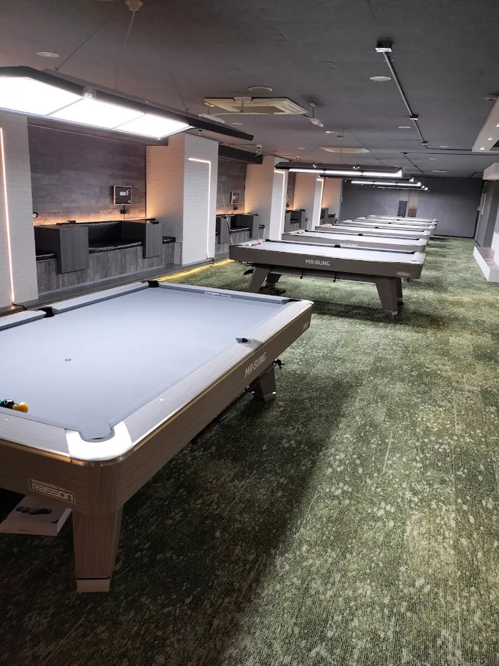 DRAGON｜ビリヤード・ポーカー・ダーツ | Play pool in Osaka, Osaka