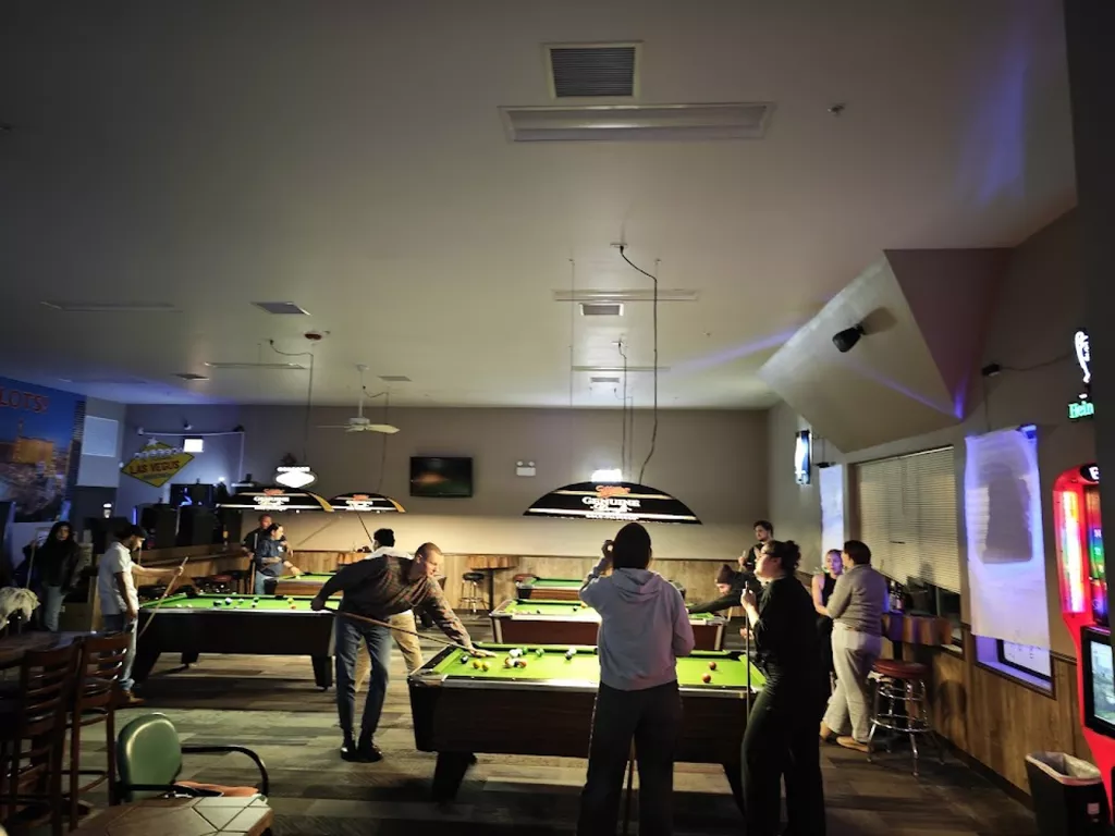 Que Ball Billiards & Bar | Play pool in Bridgeview, IL | ChalkySticks ...