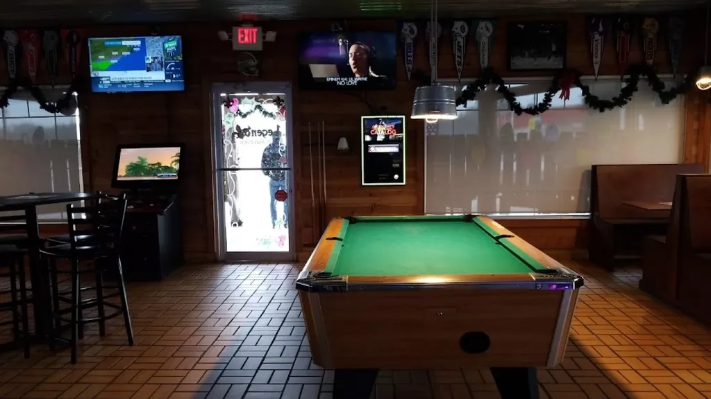 Max's Pool Hall | Play pool in Lafayette, LA | ChalkySticks - Find ...
