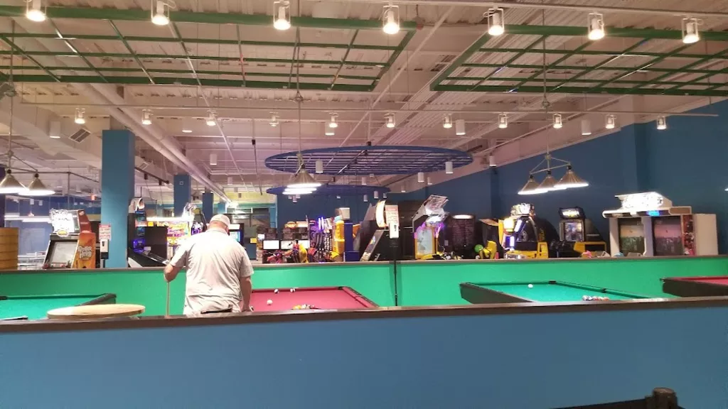 Round1 Bowling & Arcade Cumberland Mall | Play pool in Atlanta, GA ...