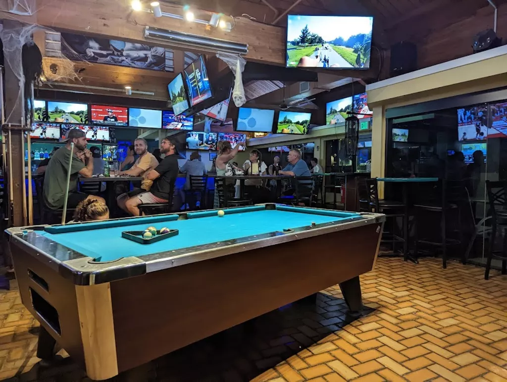 Mad Marlin Sports Bar | Play pool in Kailua-Kona, HI | ChalkySticks ...